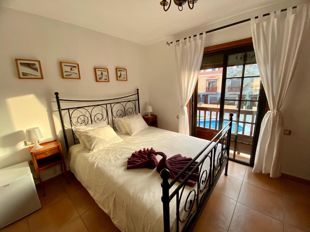 1 dormitorio con 1 cama y balcón en Bedroom Medanomar 2 en El Médano
