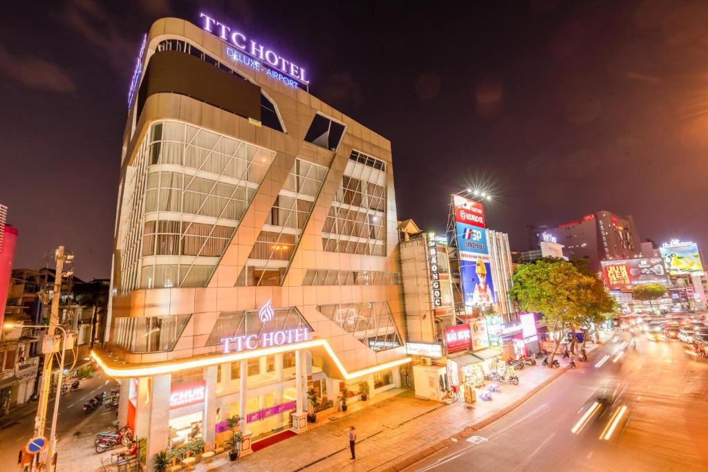 un edificio con un cartel en una ciudad en TTC Hotel - Airport, en Ho Chi Minh