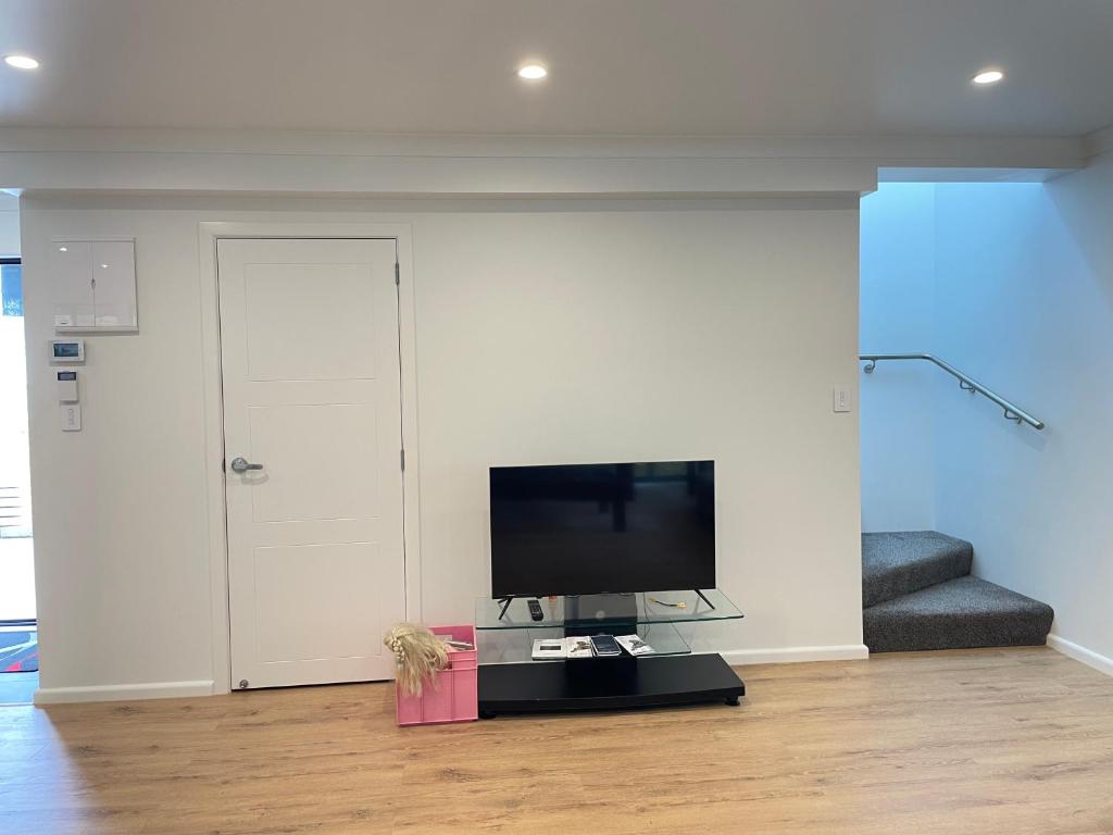 NO PARTY ALLOWED, Entire Brand New 3 bedroom townhouse, free unlimited fibre wifi and free parking - Resim 27