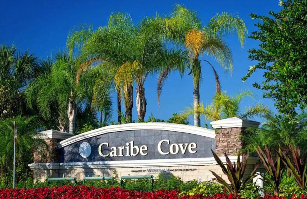 una señal para la cala Cartlie con palmeras en el fondo en Caribe Cove, en Kissimmee