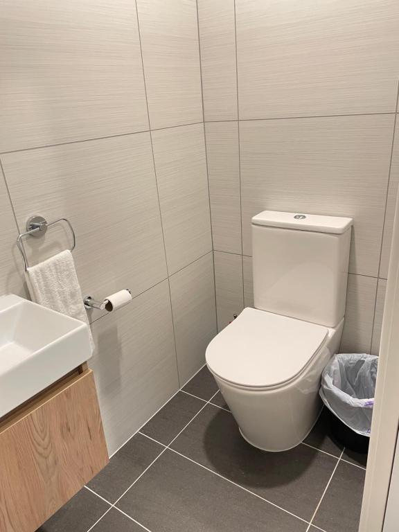 NO PARTY ALLOWED, Entire Brand New 3 bedroom townhouse, free unlimited fibre wifi and free parking - Resim 23