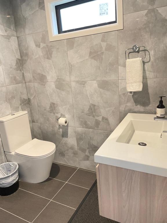 NO PARTY ALLOWED, Entire Brand New 3 bedroom townhouse, free unlimited fibre wifi and free parking - Resim 17