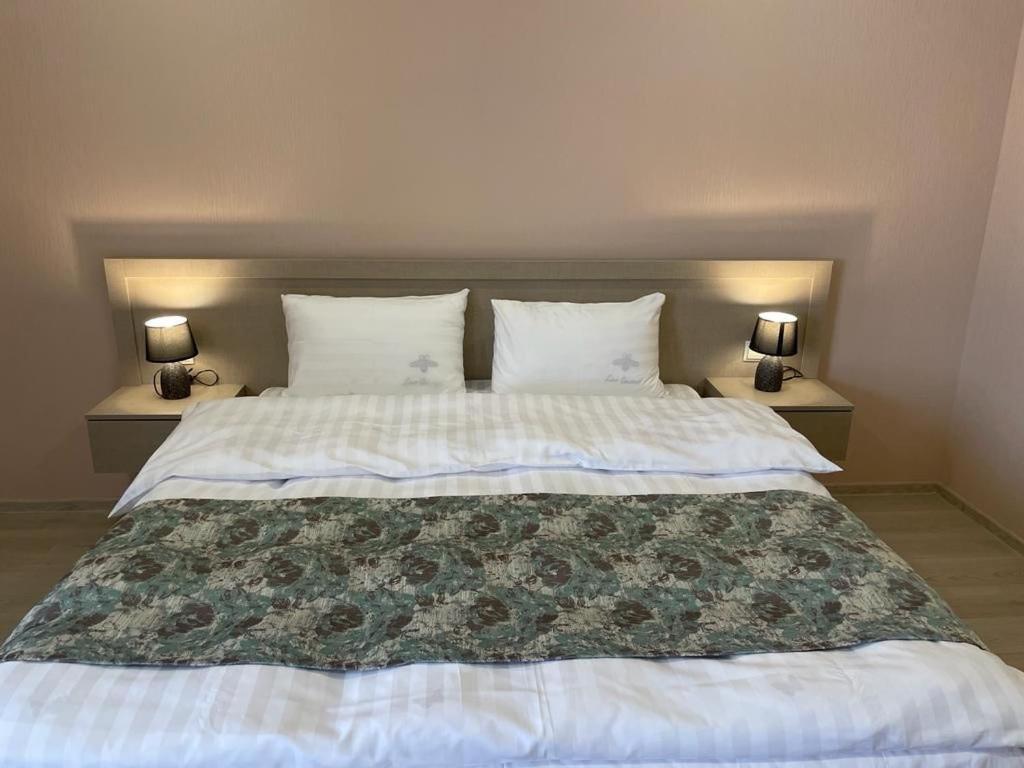 Postel nebo postele na pokoji v ubytování Royal Green Hotel