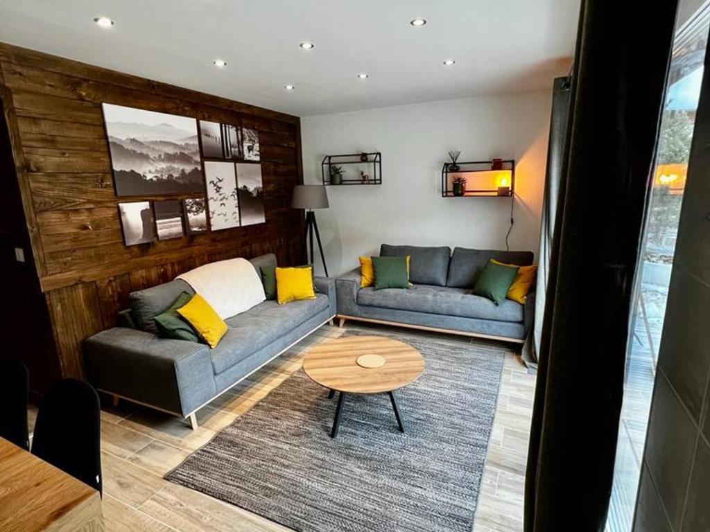 un salon avec un canapé et une table dans l'établissement Charmant 3 pièces tout confort, 4 à 6 pers, sauna, terrasse, proche pistes et commodités - FR-1-263-526, à Valloire