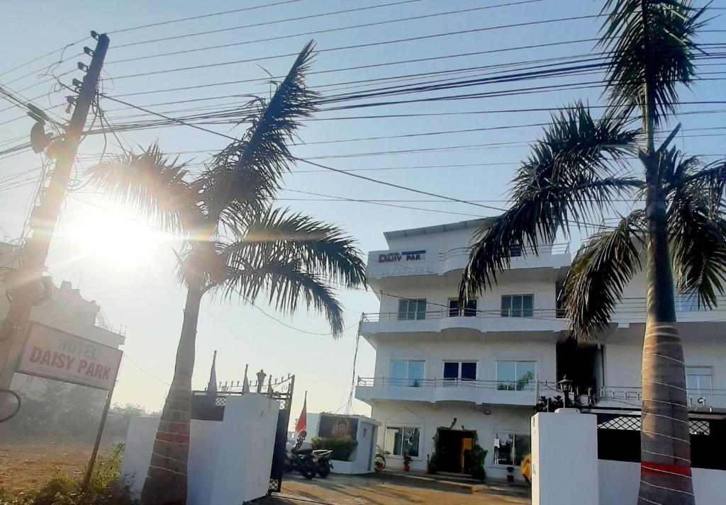 un edificio con palmeras delante en Hotel Daisy Park, en Bhairāhawā