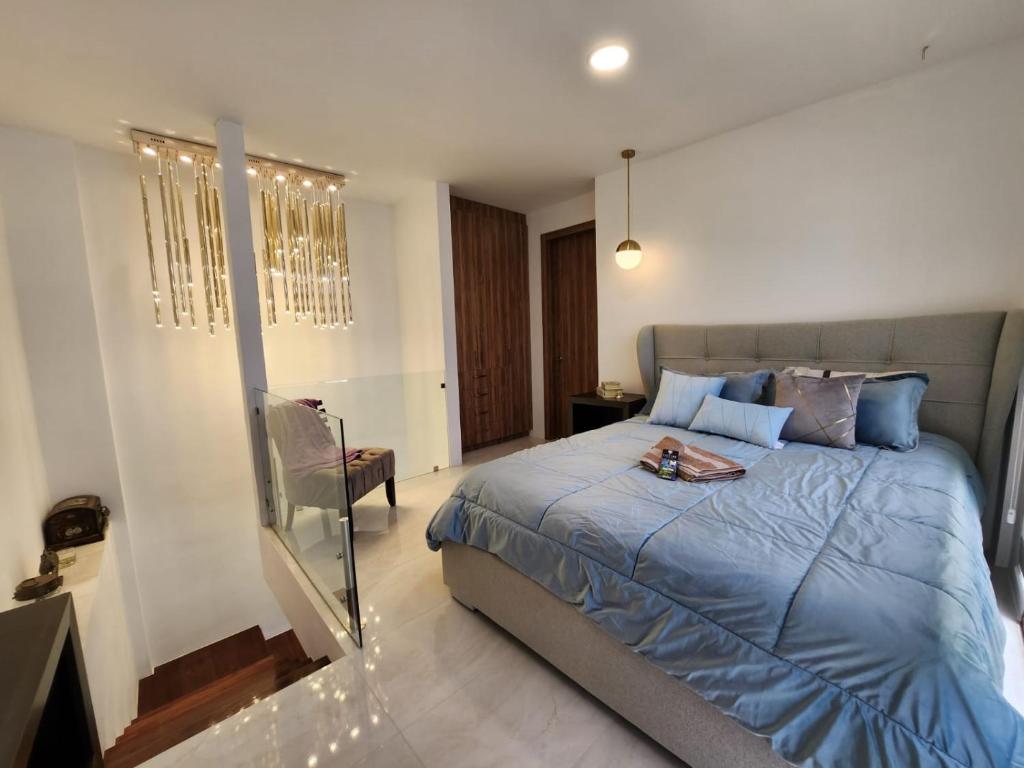 Un dormitorio con una cama azul y una bandeja. en Lujo, mar, seguridad y diversión en la mejor zona de Manta., en Manta