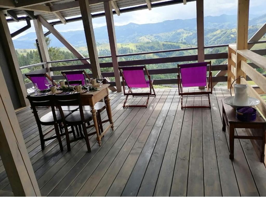 einen Tisch und Stühle auf einer Terrasse mit Aussicht in der Unterkunft Lavender Valley in Perekrestnoye