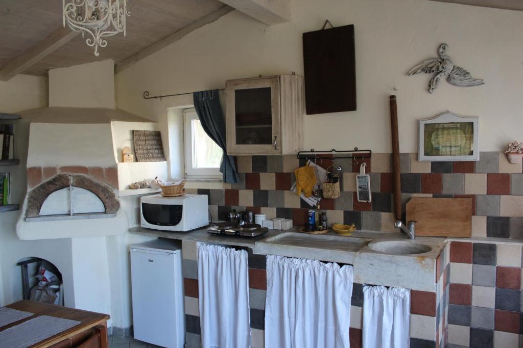 Kuchyň nebo kuchyňský kout v ubytování Lo Chalet sul Golfo
