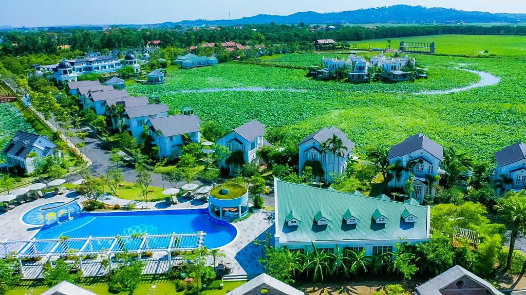 una vista aérea de un complejo en Vườn Vua Resort & Villas, en Phú Thọ