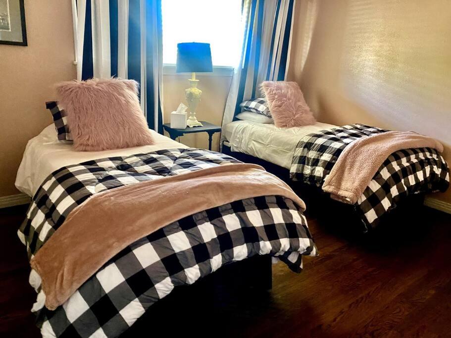 dos camas sentadas una al lado de la otra en una habitación en I40 Large Tuscany 4 bed 20min PDC en Amarillo