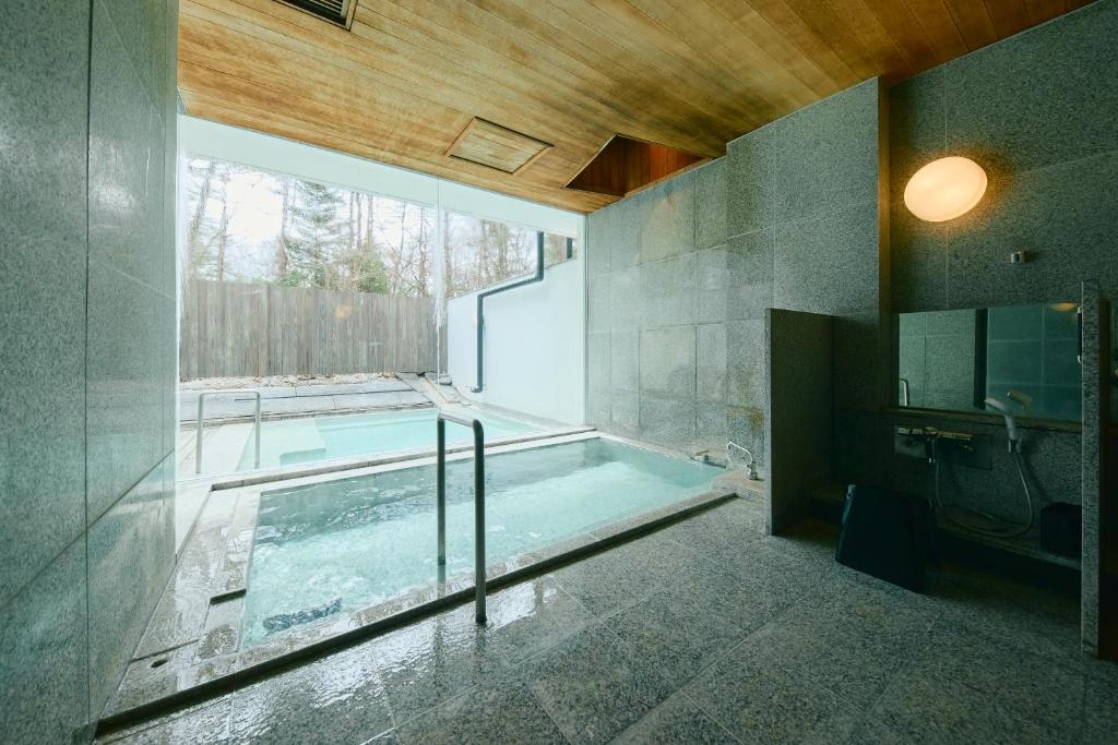 Bazén v ubytování Fourtreat Kusatsu nebo v jeho okolí