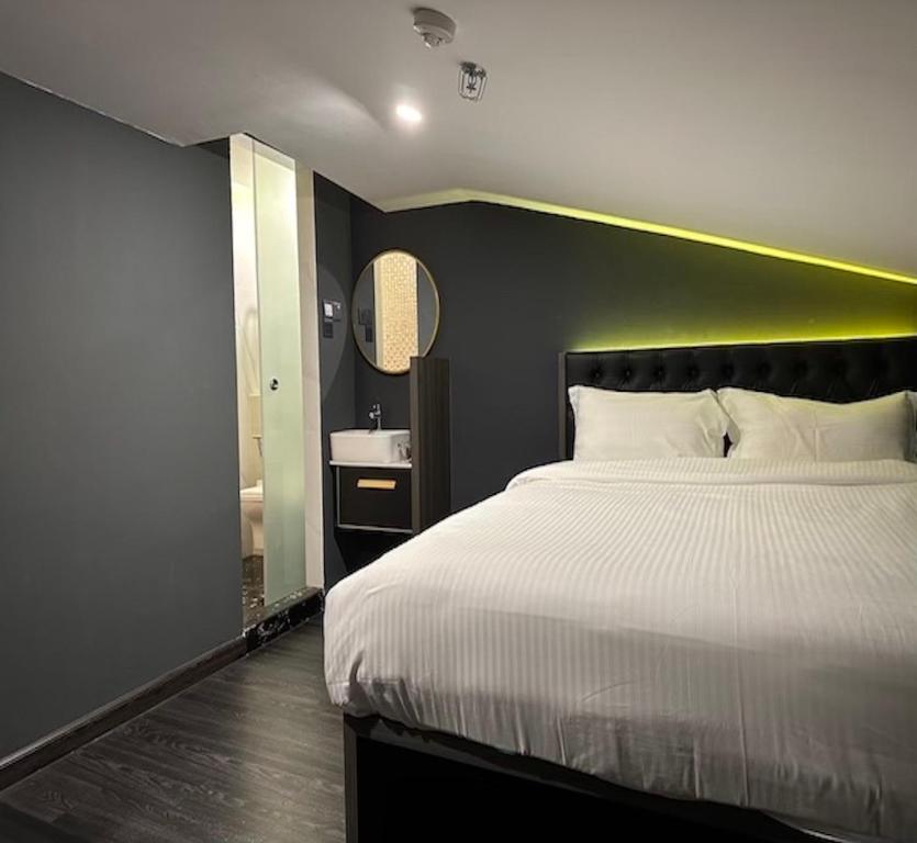 Postel nebo postele na pokoji v ubytování HOTEL JJH - newly opened near BUGIS