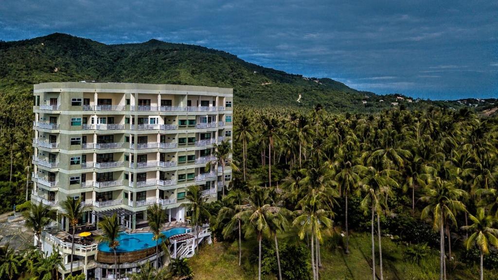 een luchtzicht op een hotel met palmbomen bij Koh Samui Tower in Mae Nam