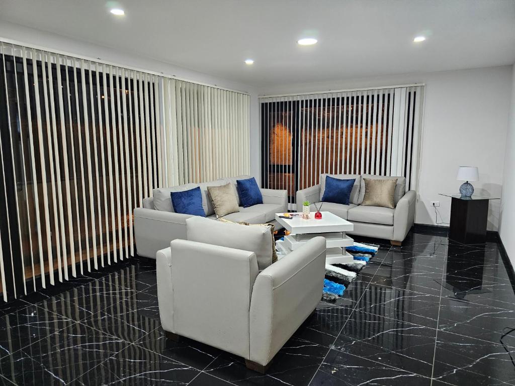 Sala de estar con 2 sofás y mesa en apartamento de lujo, en Cuenca