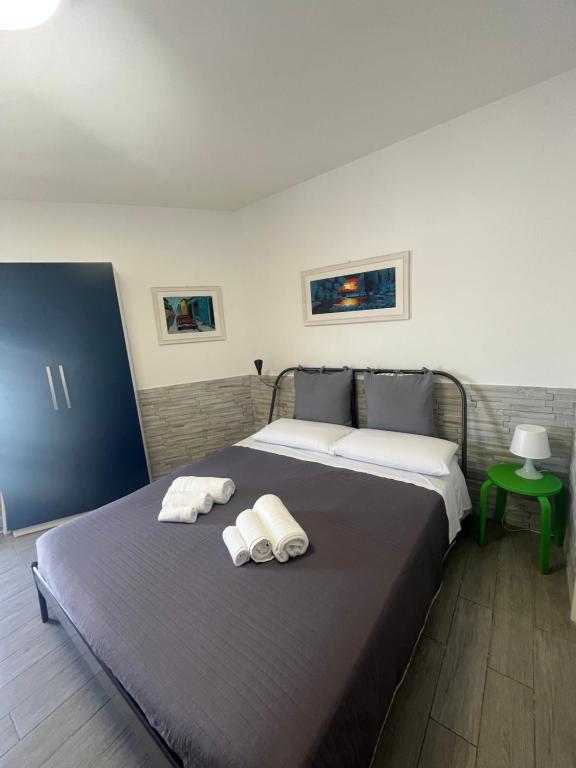 ein Schlafzimmer mit 2 Betten und Handtüchern darauf in der Unterkunft Truly Apulia in Bari