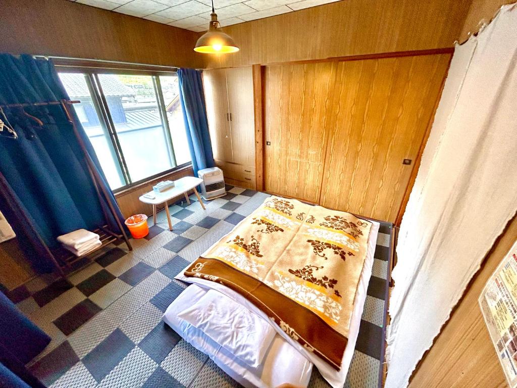 Postel nebo postele na pokoji v ubytování 四国旅行のHUB拠点 古民家ゲストハウス heso camp