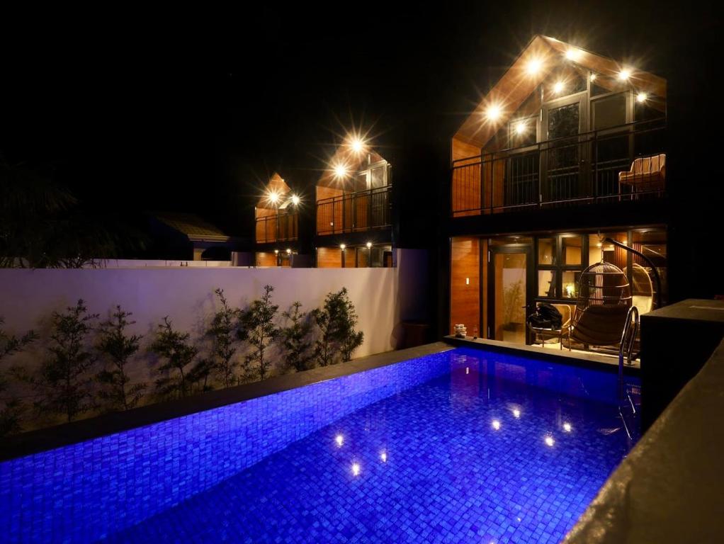 Bazén v ubytování Hidden Haven Subic Villa w/ Infinity Pool nebo v jeho okolí