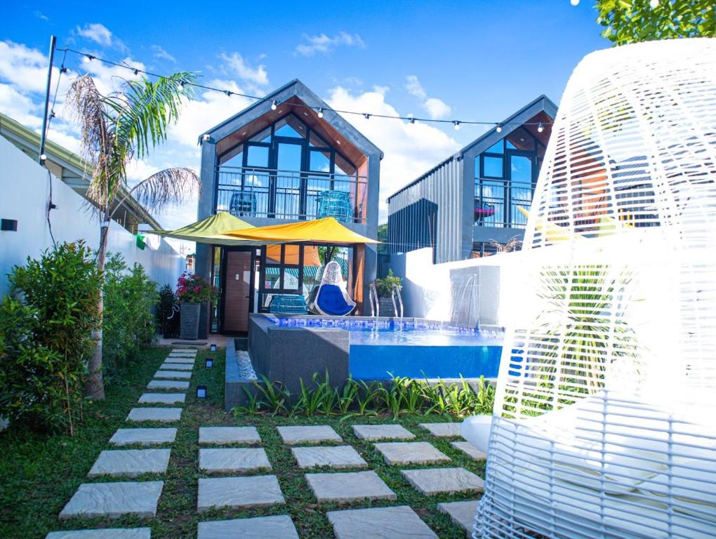 Bazén v ubytování Hidden Haven Subic Villa w/ Infinity Pool nebo v jeho okolí