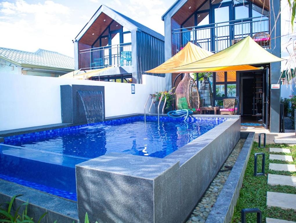 Bazén v ubytování Hidden Haven Subic Villa w/ Infinity Pool nebo v jeho okolí