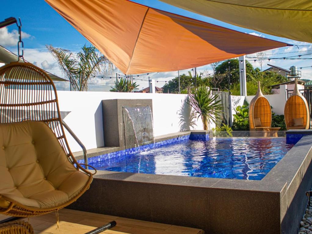 Bazén v ubytování Hidden Haven Subic Villa w/ Infinity Pool nebo v jeho okolí