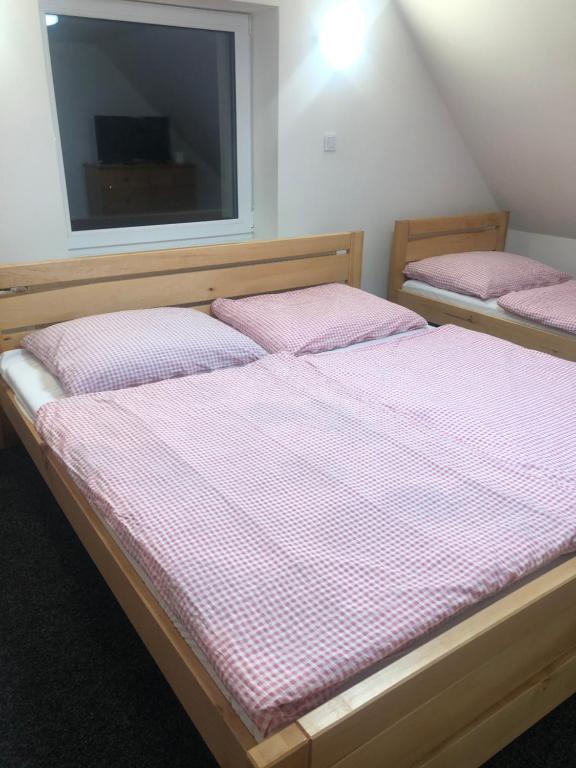Postel nebo postele na pokoji v ubytování Apartmány u vleku - Podkrovní apartmán