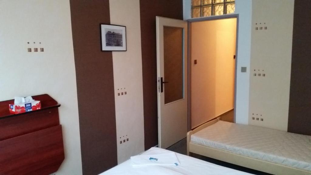 Łóżko lub łóżka w pokoju w obiekcie Hotel Zimní stadion Náchod