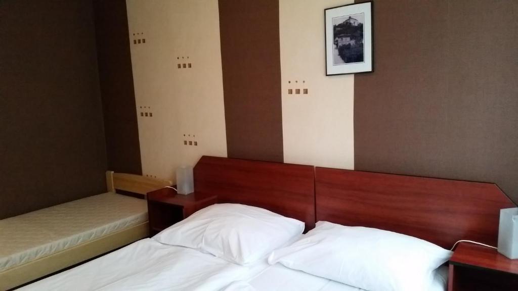 Łóżko lub łóżka w pokoju w obiekcie Hotel Zimní stadion Náchod