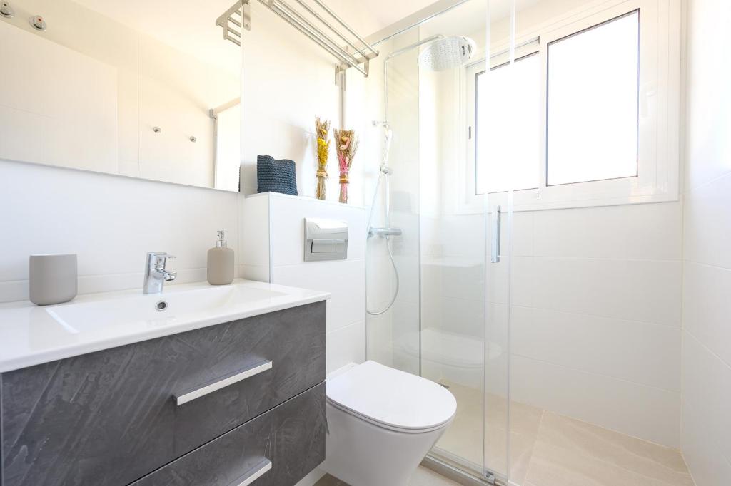 Kúpeľňa v ubytovaní 2 bedroom, new, 1 min to the beach, city center- Picasso by 10ToSea