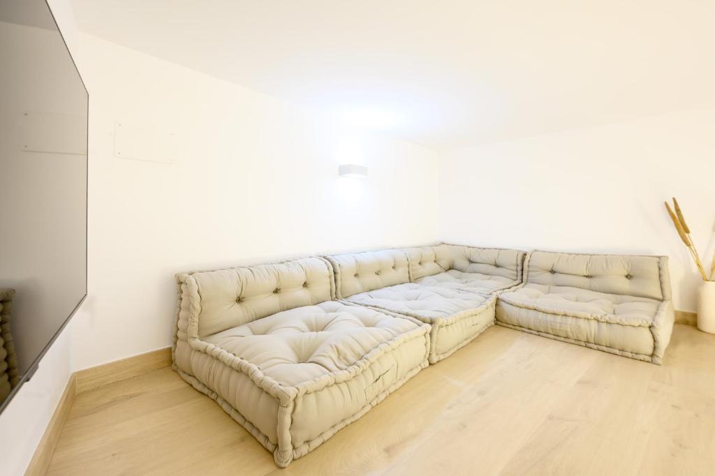 Posedenie v ubytovaní Modern 3 bedroom, city center with patio & high ceilings by 10ToSea
