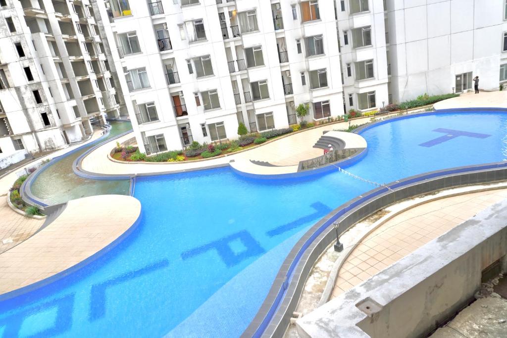 uma grande piscina em frente a um edifício em Series Hotel Sudirman em Jakarta