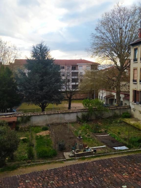 Zahrada ubytování Spacieux Appartement au Calme 15min sud de Lyon proche Métro et Gare Confluence Aquarium Gerland
