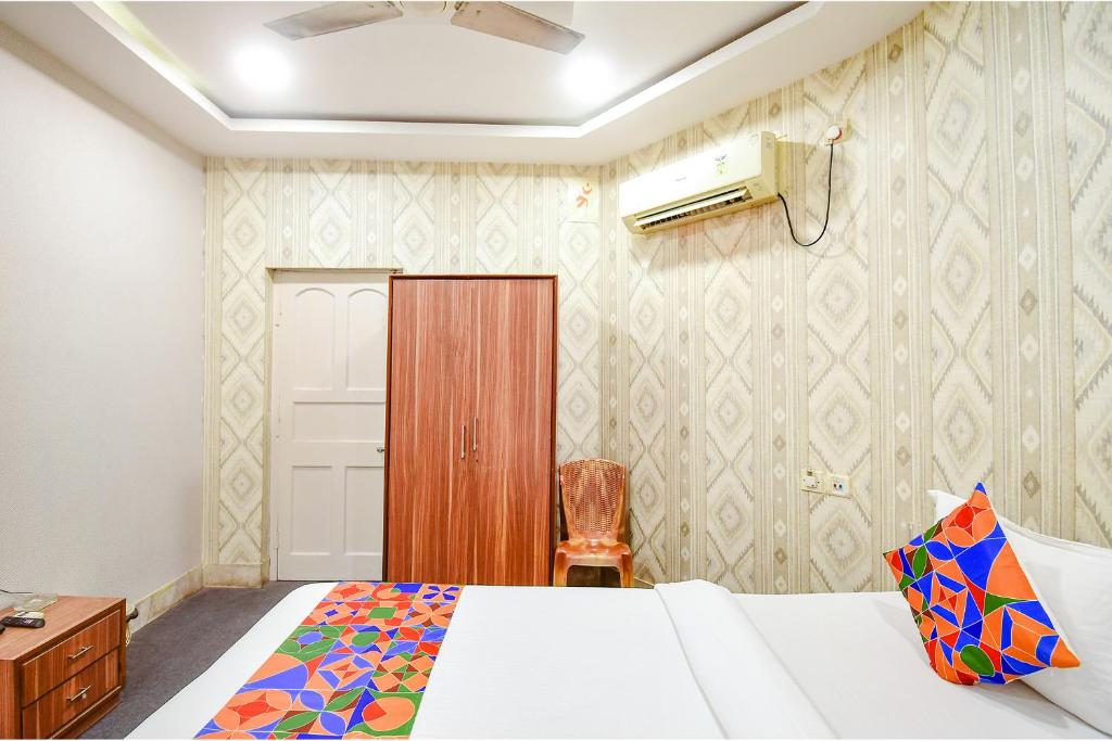 Postel nebo postele na pokoji v ubytování FabHotel Saltlake Regency - 14km from Anandlok Hospital