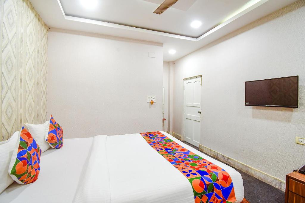Postel nebo postele na pokoji v ubytování FabHotel Saltlake Regency - 14km from Anandlok Hospital