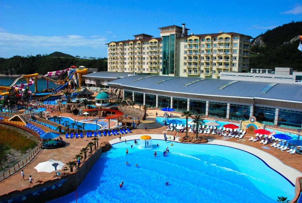 a large pool at a hotel with a water park at Jungheung Gold Spa & Resort in Naju