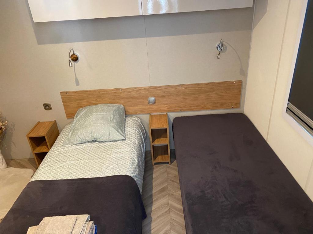 Postel nebo postele na pokoji v ubytování camping de la falaise à equihen plage