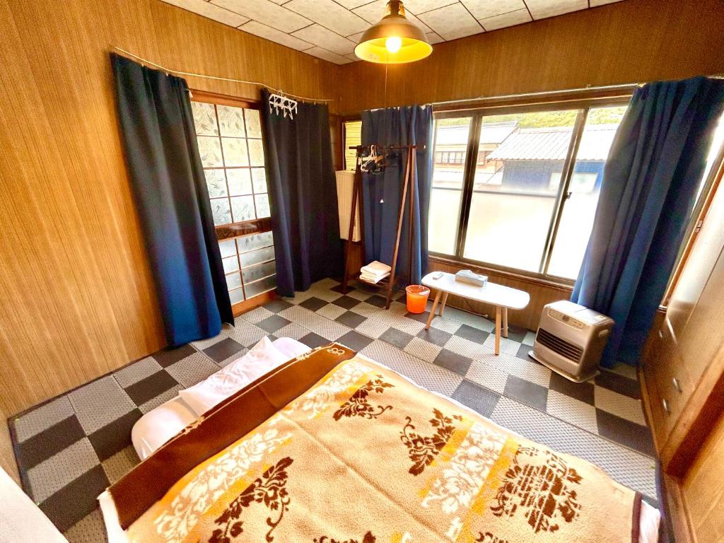 Postel nebo postele na pokoji v ubytování 四国旅行のHUB拠点 古民家ゲストハウス heso camp