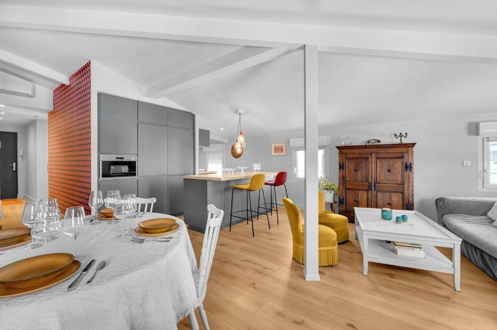 une cuisine et un salon avec une table et des chaises dans l'établissement Tré-Canela - Proche centre ville, à Toulouse