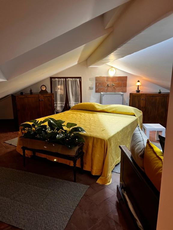 1 dormitorio con cama amarilla y sofá en Zanna Casa Vacanza en Grottammare