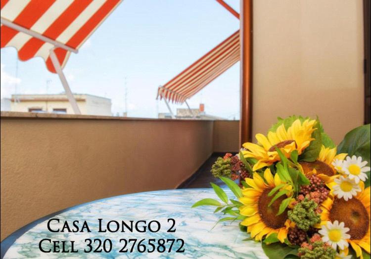 a bouquet of sunflowers sitting on a table in a room at Casa Longo 2 in Castellammare del Golfo
