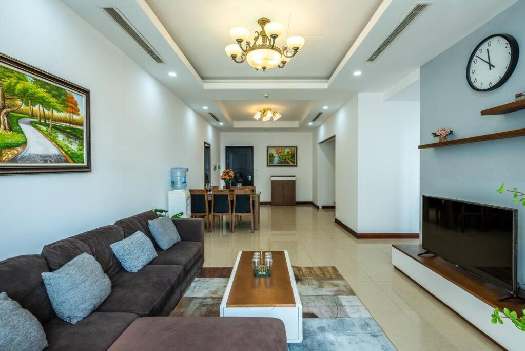 uma sala de estar com um sofá e uma televisão em Vinhomes Royal city apartment 3 bed room em Hanói