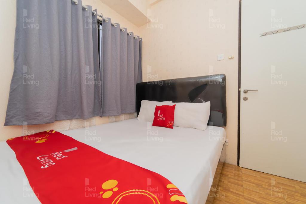 Postel nebo postele na pokoji v ubytování RedLiving Apartemen Tamansari Panoramic - Rasya Room
