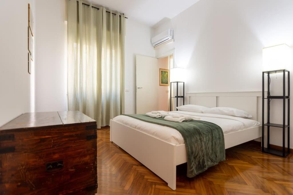 1 dormitorio con 1 cama grande y suelo de madera en Hideout at Porta Romana en Milán