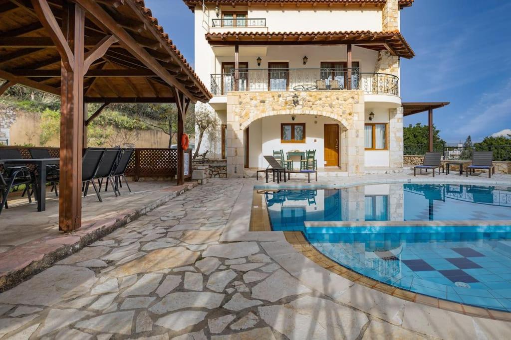 een villa met zwembad en huis bij Villa Stefania/pool/garden/sea view/3bdrms/3bthrms in Agia Marina Nea Kydonias