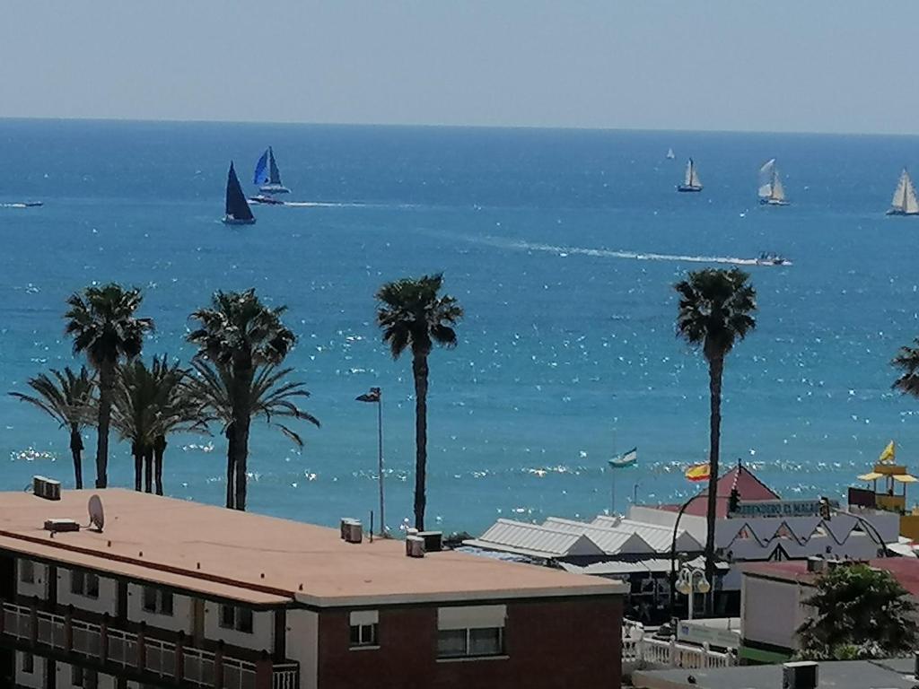 vistas al océano con barcos en el agua en Apartamento-estudio Benalmádena Maite-3, en Benalmádena
