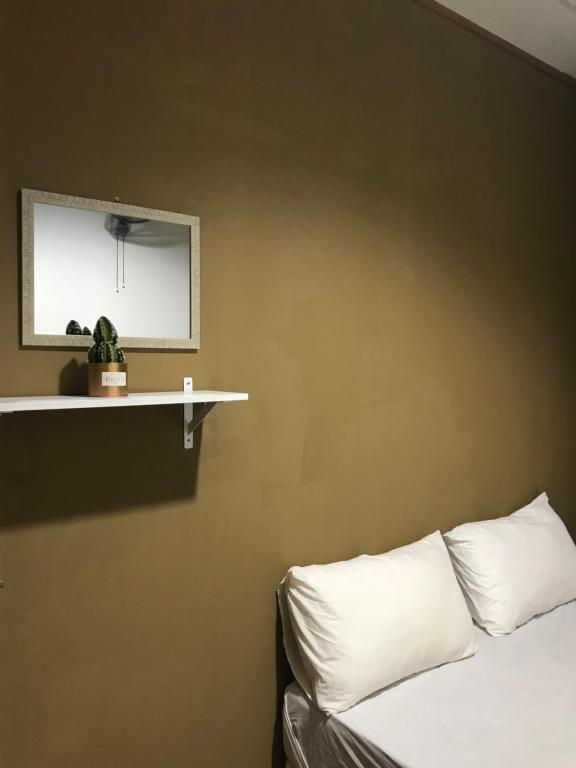 Postel nebo postele na pokoji v ubytování Nusantara Mattwaddien Hostel
