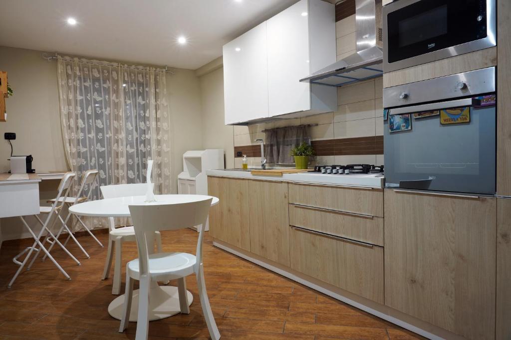 Family's Affairs في بومباي: مطبخ مع طاولة وموقد الفرن العلوي