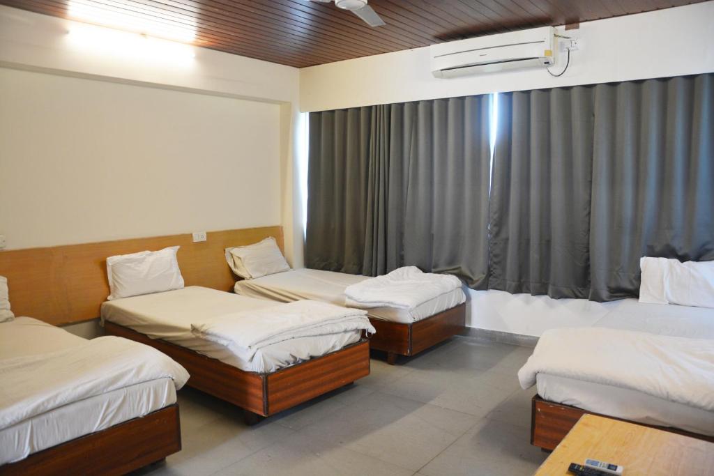 Postel nebo postele na pokoji v ubytování Hotel Sai Palkhi Niwara