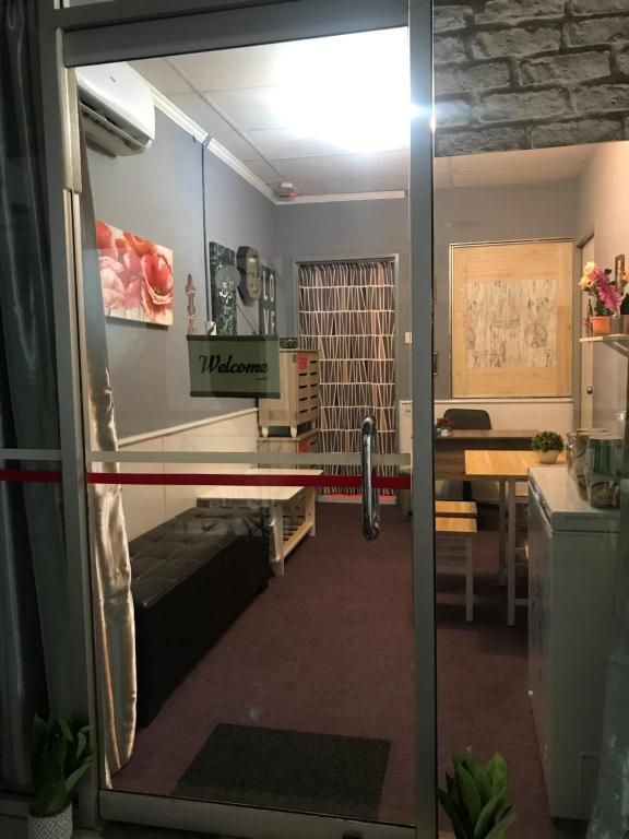 Postel nebo postele na pokoji v ubytování Nusantara Mattwaddien Hostel