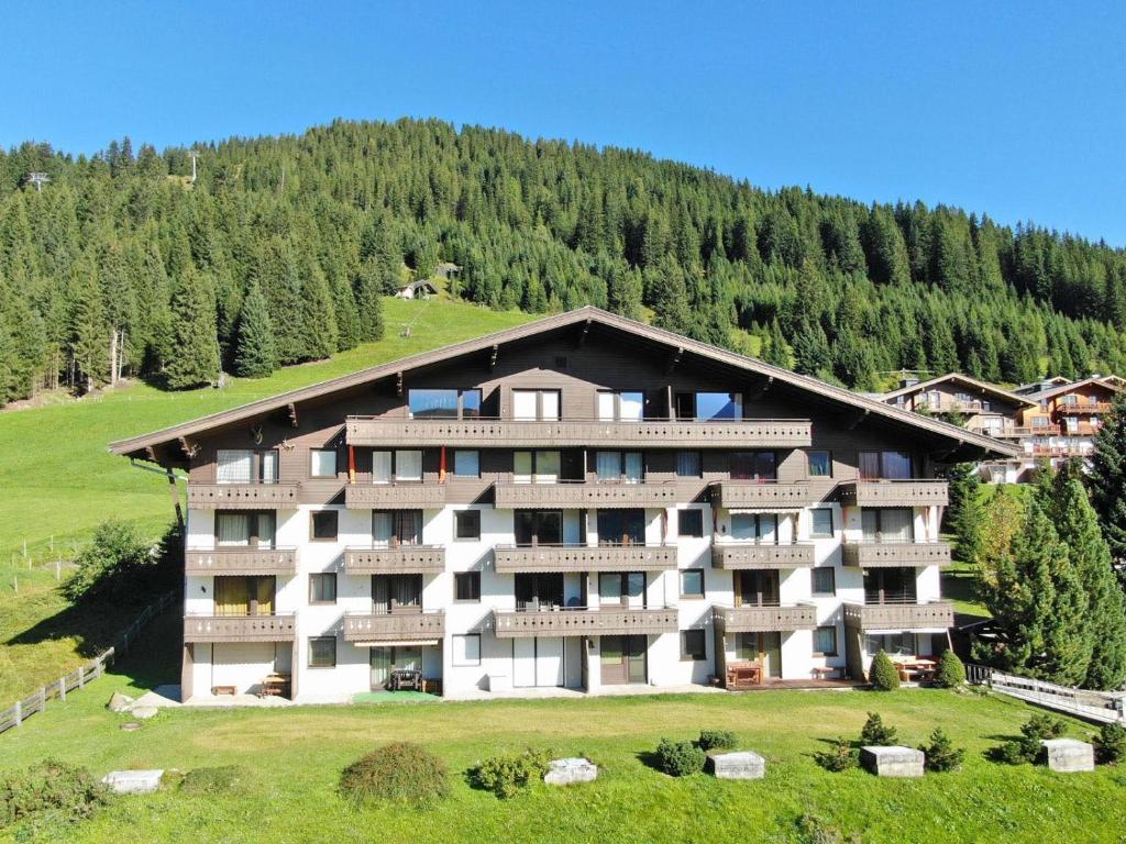 un gran edificio de apartamentos en la cima de una colina en Ferienwohnung Königsleiten 28 - Top 36, en Wald im Pinzgau