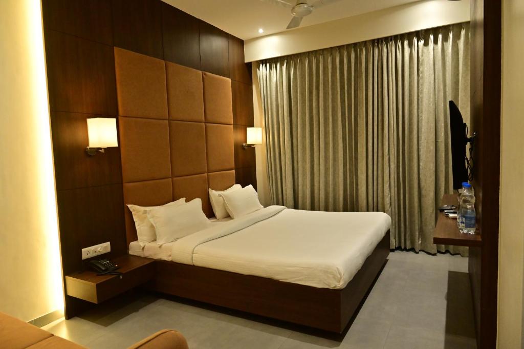 Posteľ alebo postele v izbe v ubytovaní Raj Regency